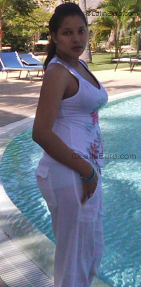Date this happy Dominican Republic girl Eliizabeth from Santo Domingo DO8855