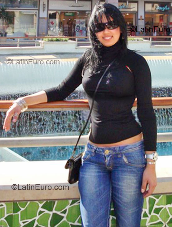 Date this athletic Brazil girl Lorraine from Sao Paulo BR5946
