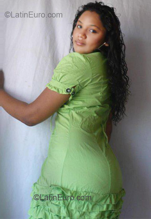 Date this hard body Colombia girl Yolaine from Cartagena CO7724