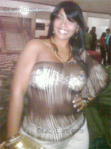 Date this gorgeous Dominican Republic girl Wendy from Santo Domingo DO9043