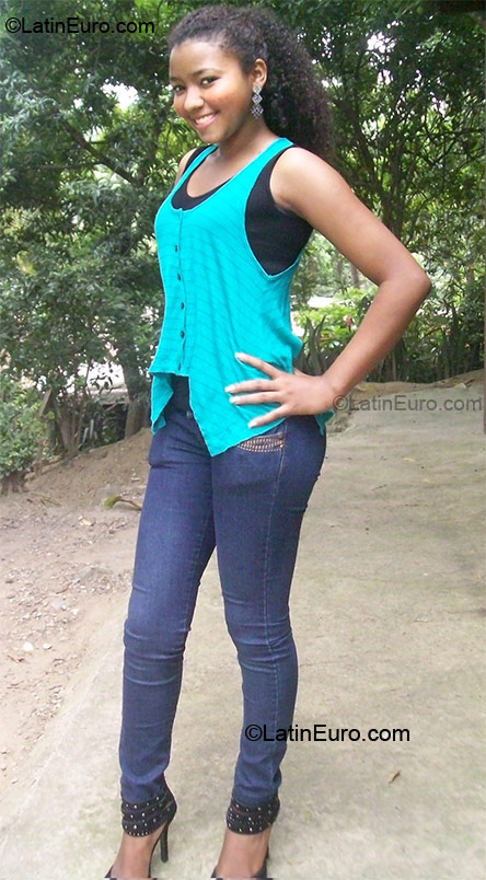 Date this sensual Honduras girl Yessi from La Ceiba HN402