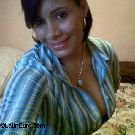 Date this nice looking Dominican Republic girl Lisset from Santo Domingo DO9401