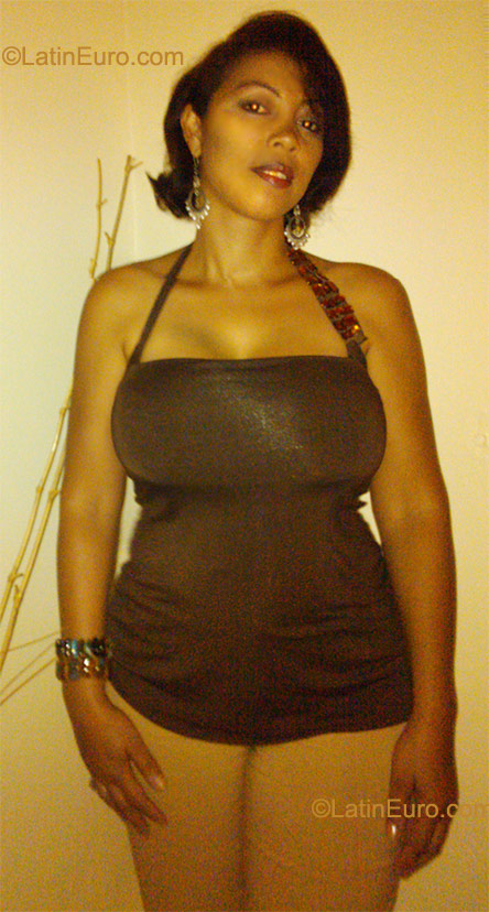 Date this good-looking Dominican Republic girl Ramona Antonia from Bonao DO9509