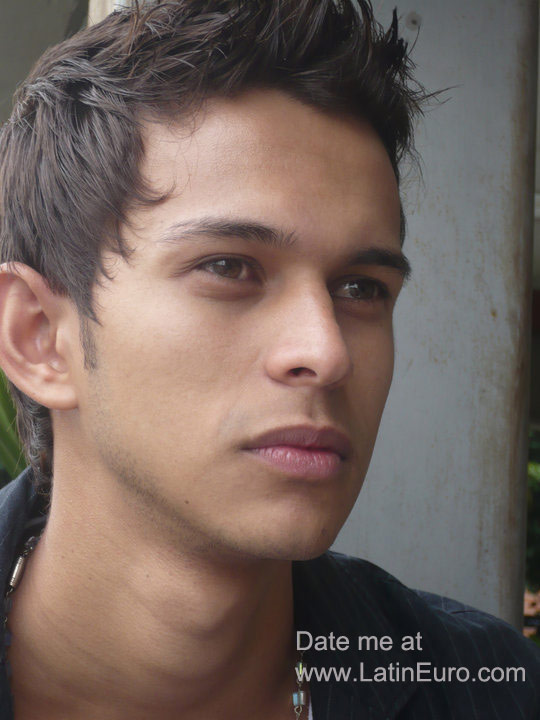 Date this tall Colombia man David from Medellin CO8206