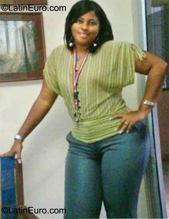 Date this lovely Dominican Republic girl Navieli from Santo Domingo DO9693