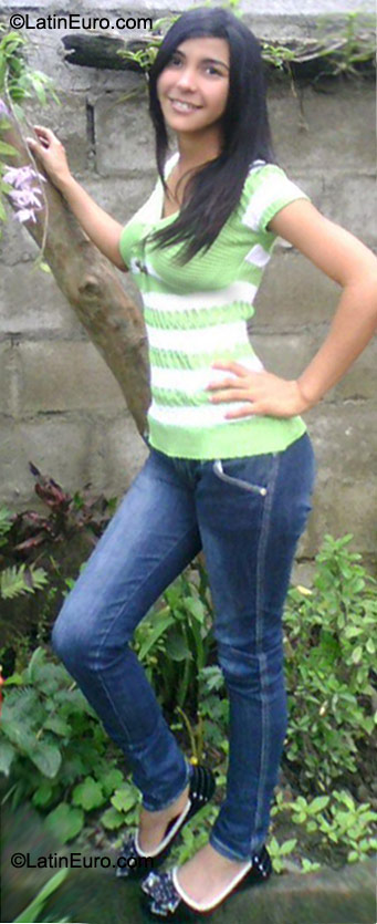 Date this sensual Dominican Republic girl Yolannny from La Vega DO9718