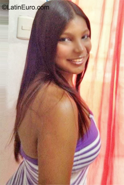 Date this sensual Dominican Republic girl Jerardy from La Vega DO9842