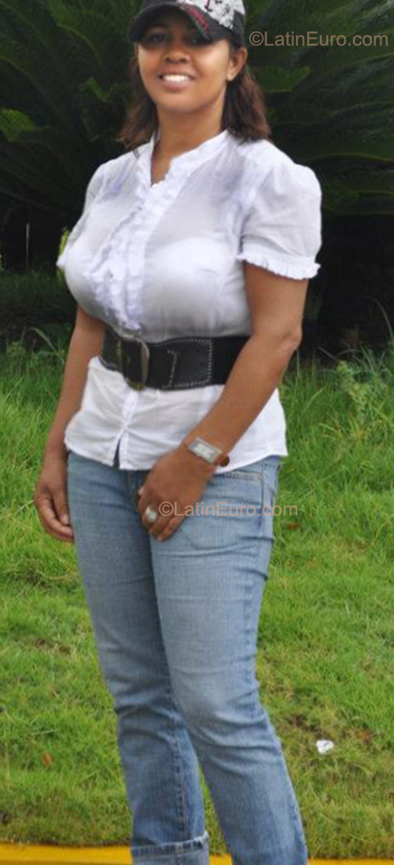 Date this happy Dominican Republic girl Yris from Santo Domingo DO9977