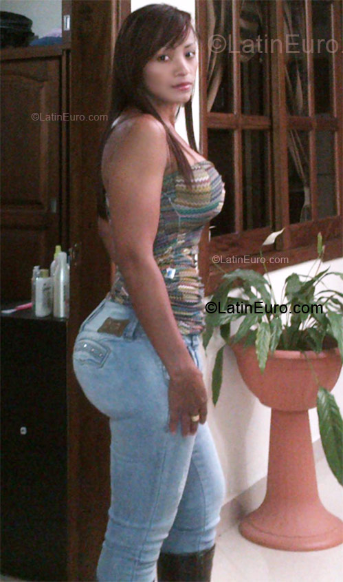 Date this young Colombia girl Shaira from Amalfi CO8831