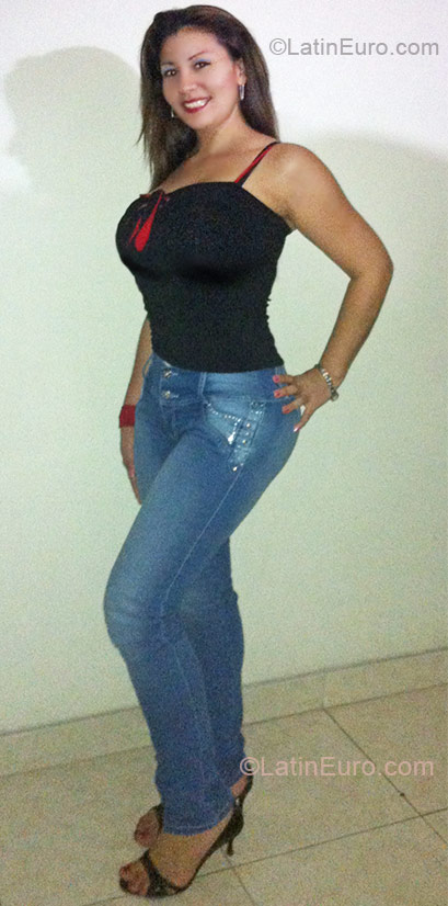 Date this nice looking Colombia girl Laura from Cali CO8861