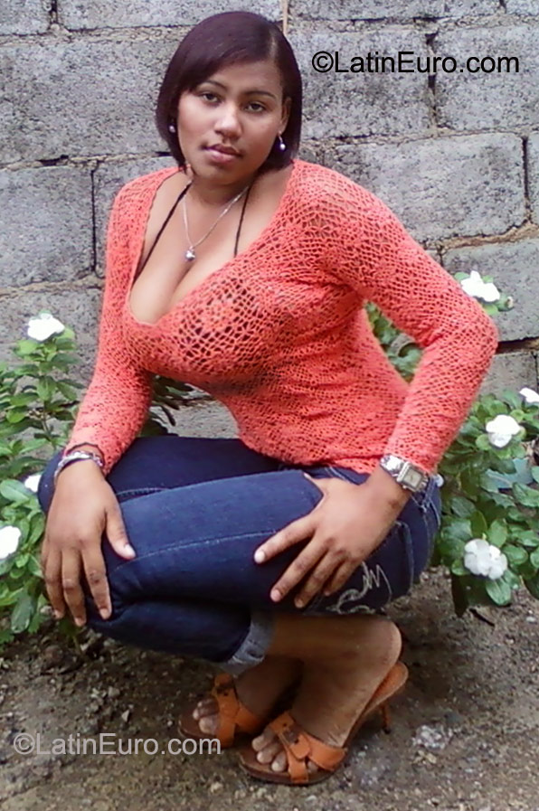 Date this athletic Dominican Republic girl Nurveri from Santiago DO10202