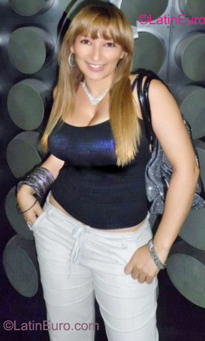 Date this charming Colombia girl Sandra from Bogota CO9308