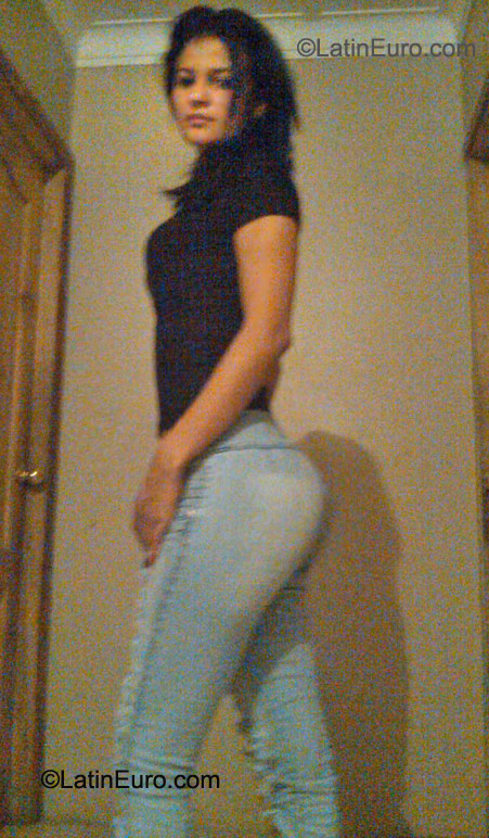 Date this attractive Ecuador girl Hanna77 from Guayaguil EC142
