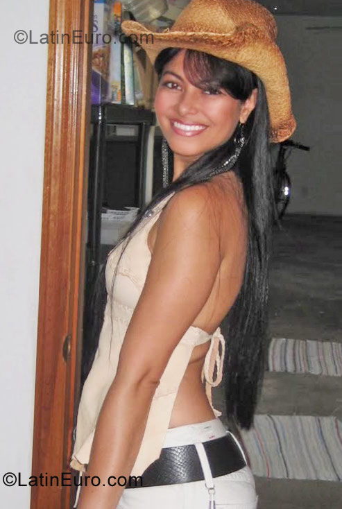 Date this sultry Brazil girl Viviany from Medina BR6396