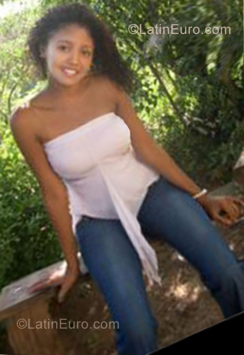 Date this happy Dominican Republic girl Wendolyn from Mao DO10523