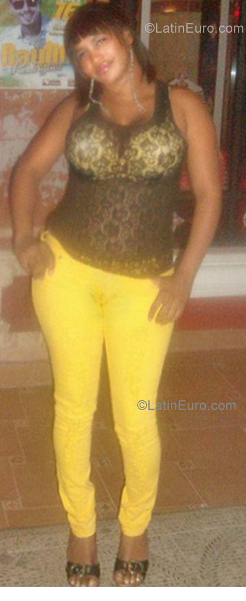 Date this pretty Dominican Republic girl Angela from Santiago DO10524