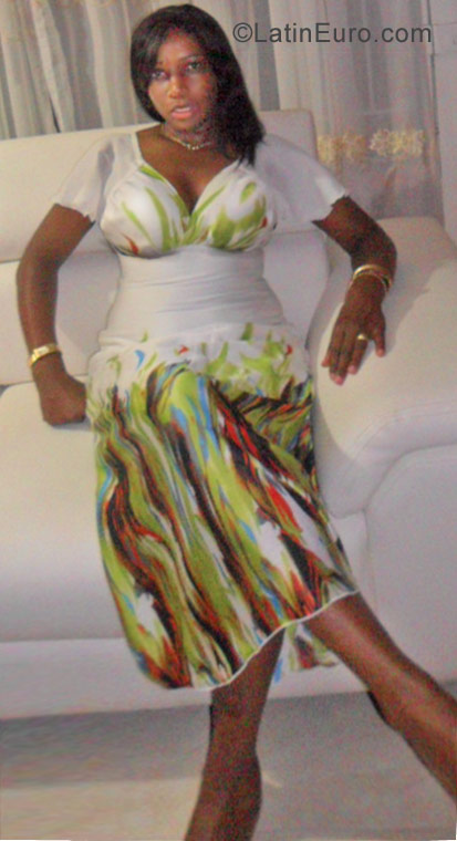 Date this nice looking Colombia girl Nelly from Cali CO9681