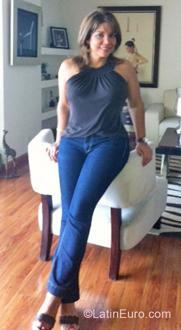 Date this voluptuous Panama girl Lorena from Panama City PA381