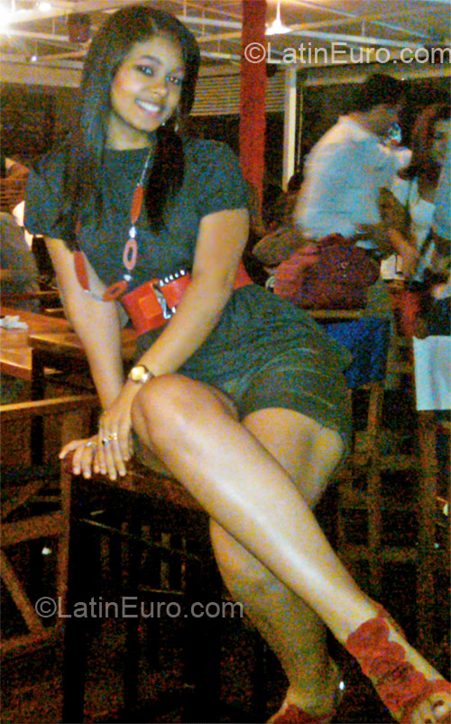 Date this gorgeous Dominican Republic girl Leonela from Santo Domingo DO10902