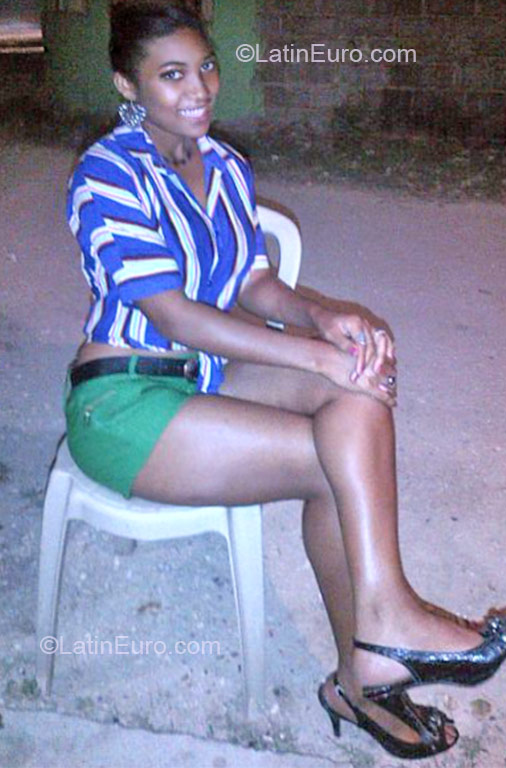 Date this nice looking Dominican Republic girl Luisa from Santo Domingo DO10913