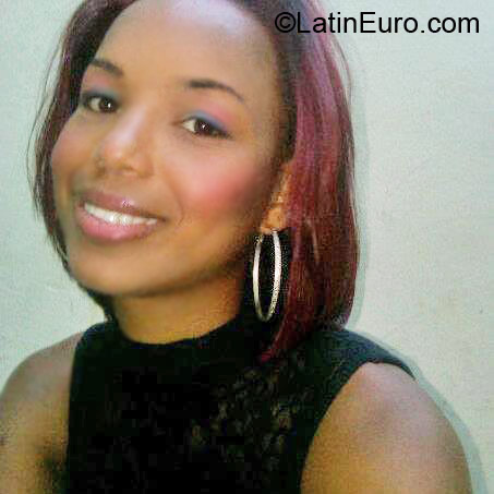 Date this foxy Dominican Republic girl Evelin from Santiago DO10925
