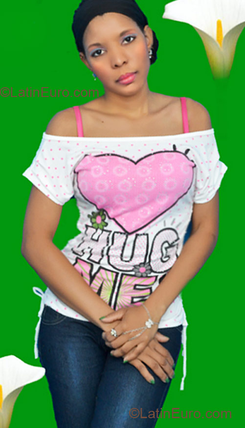 Date this nice looking Dominican Republic girl Fideli from Santo Domingo DO10955