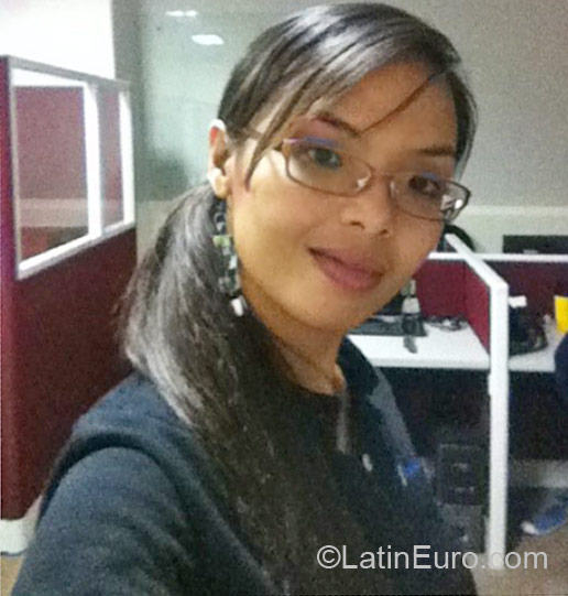 Date this attractive Philippines girl Iris from Manila PH457