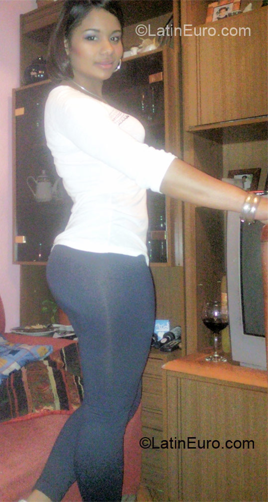Date this sultry Dominican Republic girl Deyanira from Santo Domingo DO12618