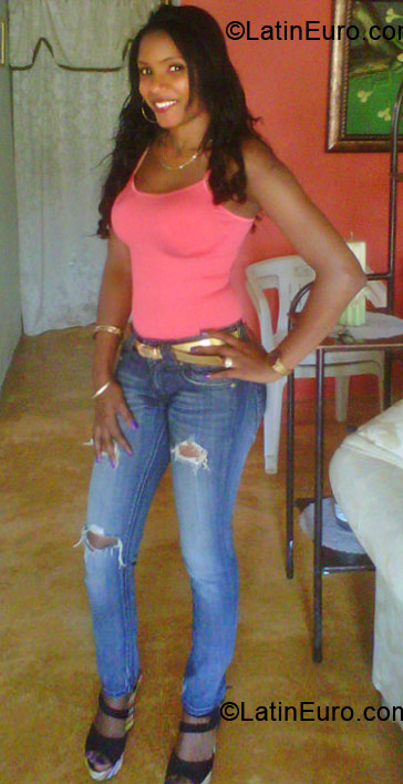 Date this sultry Dominican Republic girl Ninoska from Santiago DO11110
