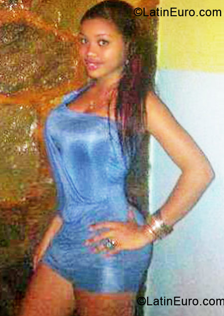 Date this voluptuous Dominican Republic girl ALONDRi from Haina DO11118