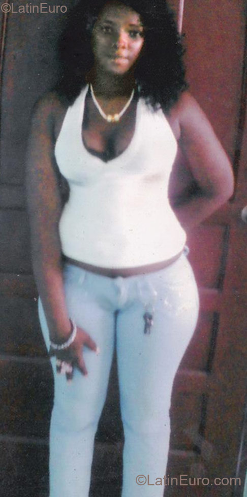 Date this happy Dominican Republic girl Yerlin from Santo Domingo DO11859