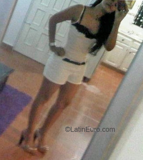 Date this hard body Dominican Republic girl Cesarina from Santo Domingo DO19025