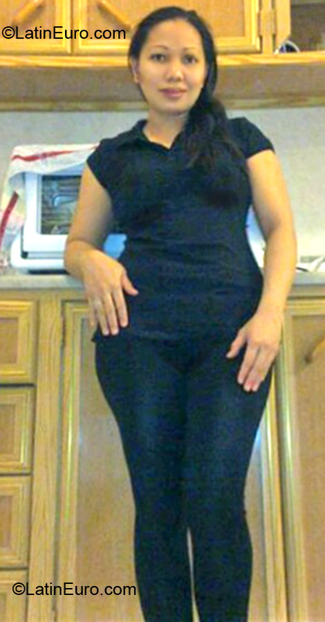 Date this exotic Philippines girl Alelie from Manila PH496
