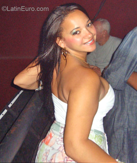 Date this beautiful Brazil girl Raphaelabm from Rio De Janeiro BR6983