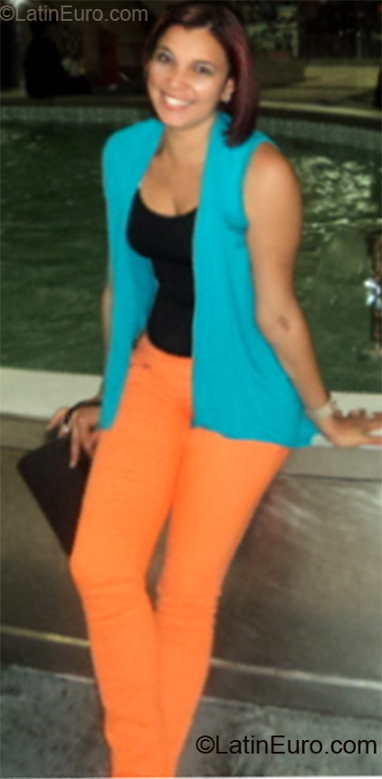 Date this good-looking Dominican Republic girl Bella Caroline from Santiago DO11934