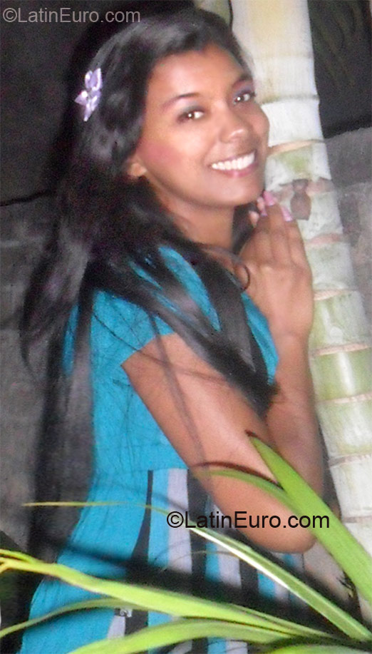 Date this attractive Brazil girl Viviane from Linhares BR7072