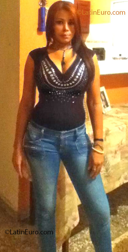 Date this gorgeous Dominican Republic girl Esmeralda from Santo Domingo DO13972