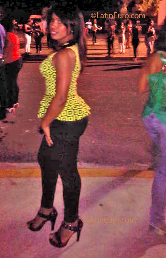 Date this pretty Dominican Republic girl Lydya from Santo Domingo DO14135