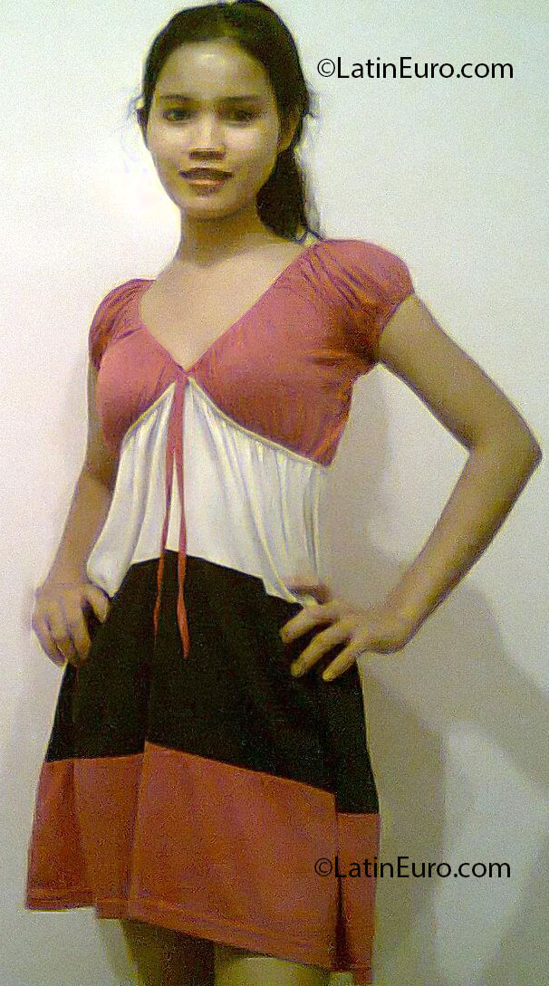 Date this delightful Philippines girl Leona from Manila PH540