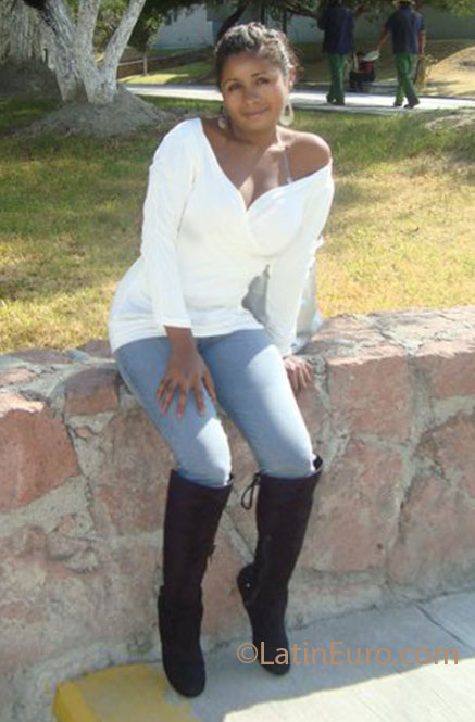 Date this good-looking Mexico girl Sol from Mexico City MX863
