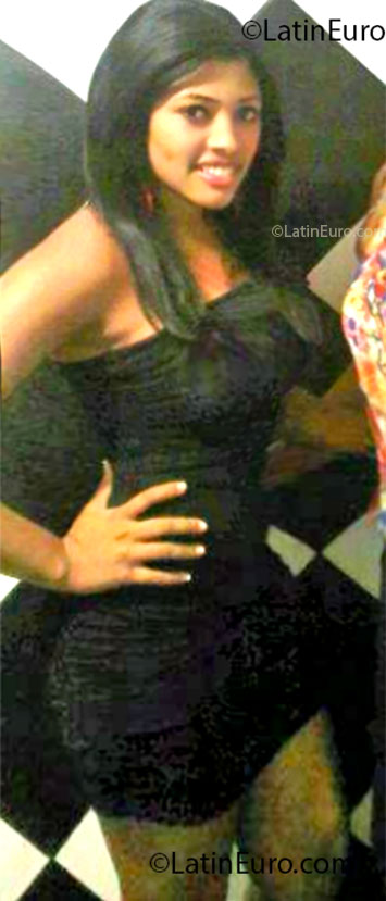 Date this nice looking Dominican Republic girl Sinddy from Santo Domingo DO14490