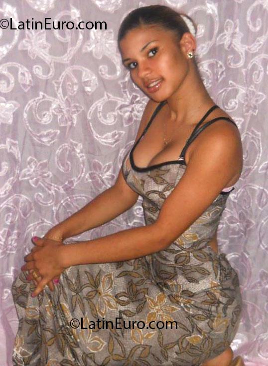 Date this hard body Dominican Republic girl Isaura from Bonao DO14503