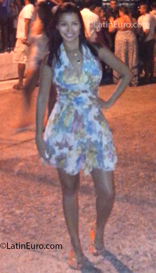 Date this nice looking Brazil girl Twane from Rio de Janeiro BR7519