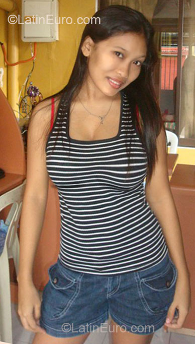 Date this hard body Philippines girl Zyrene from Manila PH555