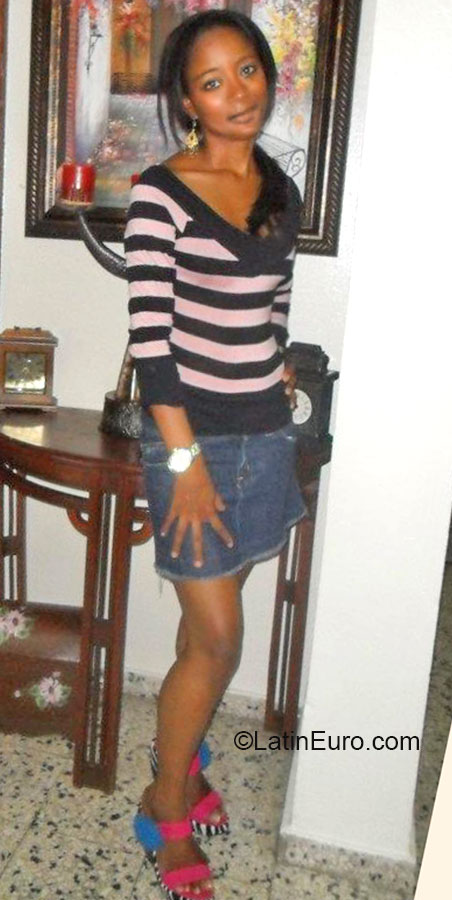 Date this good-looking Dominican Republic girl Selenia from Santo Domingo DO18848