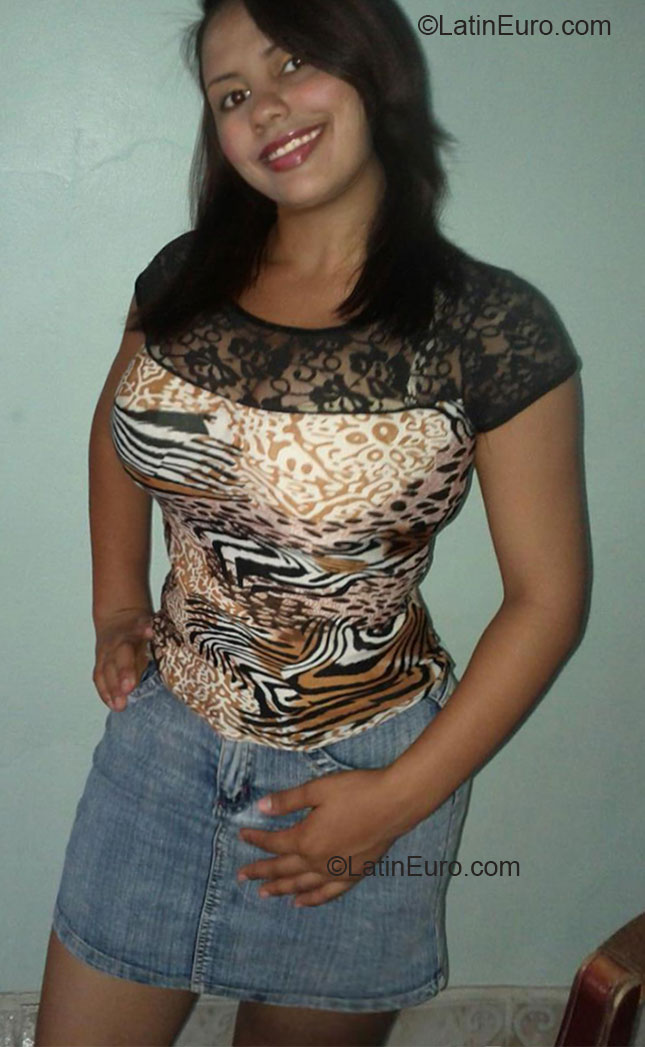 Date this stunning Dominican Republic girl Yomairie from Laromana DO18068