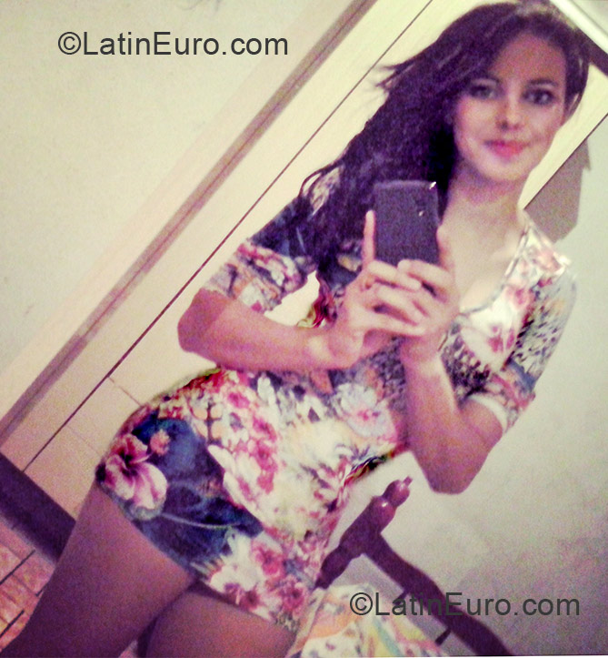 Date this attractive Brazil girl Crislaine from Tapira BR7708