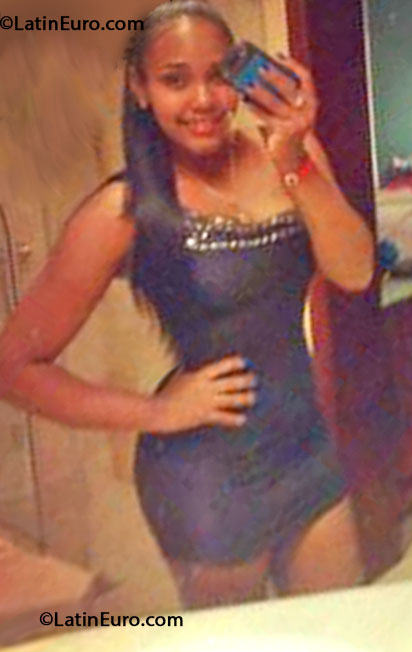 Date this happy Dominican Republic girl Angie from Santo Domingo DO16043