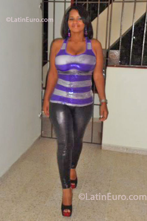 Date this athletic Dominican Republic girl INGRIS MARIA from Santo Domingo DO16108