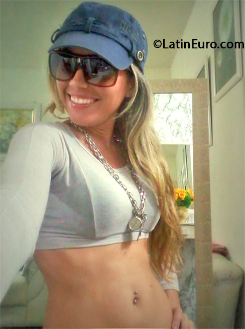 Date this nice looking Brazil girl Raquel Debora from Rio De Janeiro BR7902
